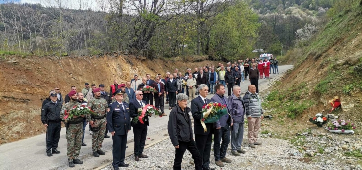 Оддадена почит за убиените осум бранители кај Вејце во 2001 година