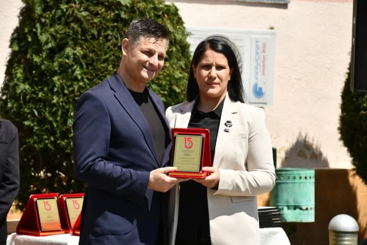 Плакета за градоначалникот на Македонска Каменица, Димчо Атанасовски по повод двојниот јубилеј на СОУ ,,Миле Јаневски - Џингар