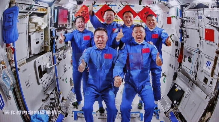 Враќањето на кинеските астронаути на Земјата одложено поради временски услови