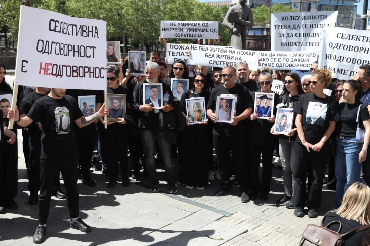 Familjet e viktimave në zjarrin në Koçan kërkojnë përgjegjësi dhe dorëheqje