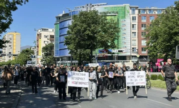 Marshi i familjeve që pësuan nga zjarri në Koçan nga Kuvendi vazhdoi drejt MPB-së