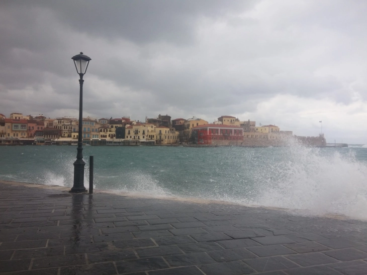Силен северен ветер ја зафати Грција – во одредени делови со брзина од над 100 километри на час