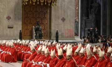 Кардиналите почнаа консултации пред конклавата за избор на нов папа