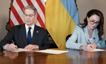 SHBA-ja dhe Ukraina e nënshkruan marrëveshjen për qasje drejt mineraleve të rralla