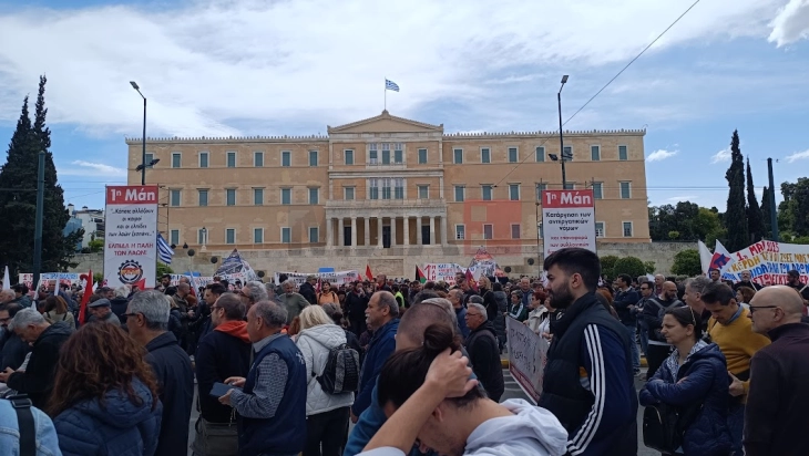 Мирни и масовни протести во Атина за Денот на трудот
