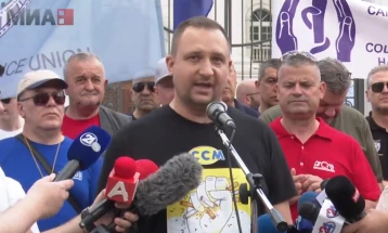 Синдикалниот првомајски протест заврши пред Владата - достоинствени плати за достоинствен живот