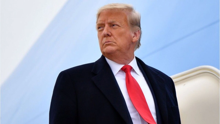 Трамп потпиша извршна наредба за намалување на федералното финансирање за два од најголемите јавни медиуми во САД