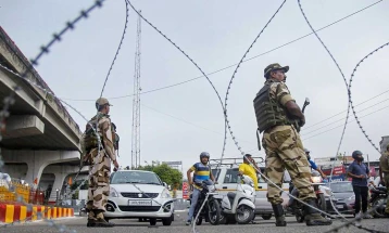 Autoritetet në pjesën e Kashmirit, të kontrolluar nga Pakistani, u bënë thirrje njerëzve të furnizohen me ushqim për dy muaj