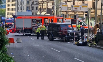 Disa persona u lënduan pasi një automobil goditi një grup njerëzish në Shtutgart