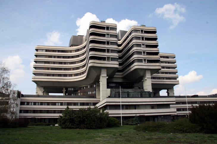 Vuçiqi shtrihet në spitalin ushtarak në Beograd