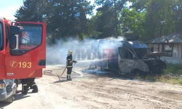 Изгоре комбе во поранешниот дрвен комбинат во Кавадарци 