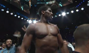 Одложено враќањето на Ентони Џошуа во рингот