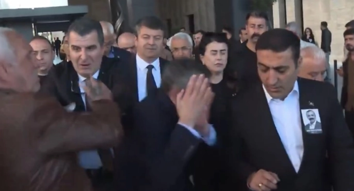 Нападнат лидерот на турската опозиција Озгур Озел