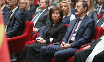 Siljanovska Davkova: Gjuha maqedonase legjitimon identitetin maqedonas dhe është e drejta jonë natyrore dhe themelore njerëzore