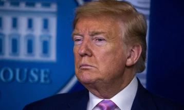 Трамп изјави дека не знае дали треба да го почитува Уставот