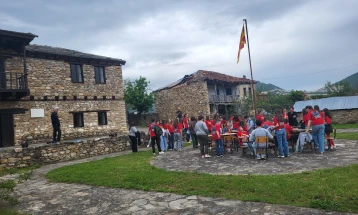 Прилепските ученици со креативни активности за делото на Блаже Конески во Небрегово