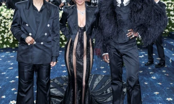 Хали Бери во проѕирна тоалета на „Мет-галата“