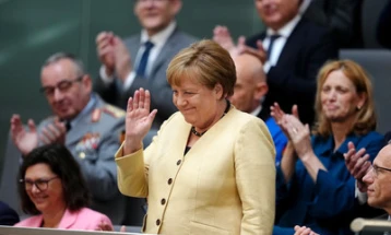 Поранешната канцеларка Меркел од галерија го набљудува изборот на Мерц во Бундестагот