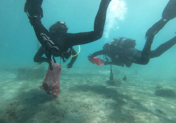 Нуркачи викендов ќе го чистат дното на Охридското Езеро од цврст отпад