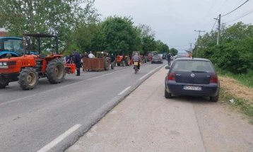 Оризопроизводителите го блокираа магистралниот пат во селото Облешево, незадоволни се од состојбата пред почетокот на сеидбата