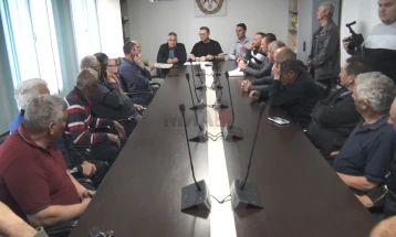 Трипуновски на средба со оризопроизводителите: Ќе бидат зајакнати капацитетите за правилно користење на водата за сеидба на оризот