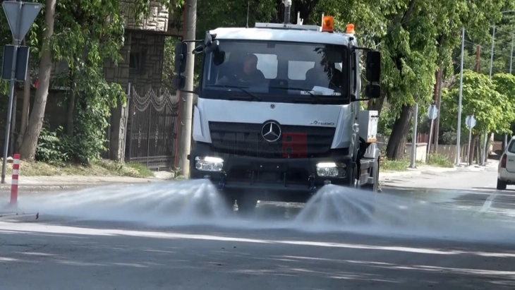 Во Кавадарци „Комуналец“ претстави ново возило за перење улици 