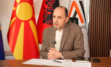 Ibrahimi porosi Taravarit: Nuk mundesh në dy karrige