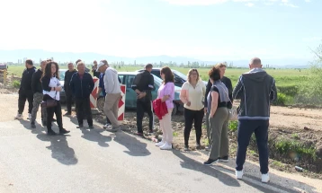 Жителите од Прилепско протестирааат за градежните работи на патот Прилеп - Крушево и бараат решение