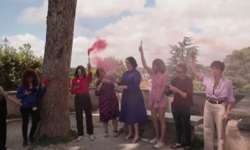 Розов чад кај Ватикан: Протест на жени со барање за еднаквост во Католичката црква