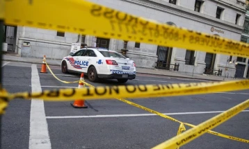 Еден ученик убиен, двајца ранети во напад со нож пред средно училиште во Калифорнија