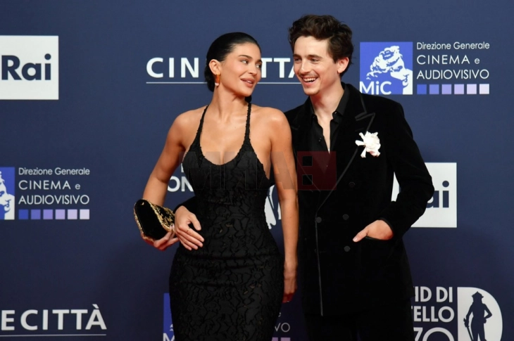 Тимоти Шаламе доби награда „Давид“ за извонредни достигнувања, на настанот се појави заедно со Кајли Џенер