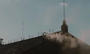 Tym i bardhë mbi Kapelën Sistina