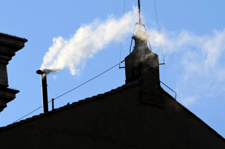 Tym i bardhë mbi Kapelën Sistina: Habemus Papam