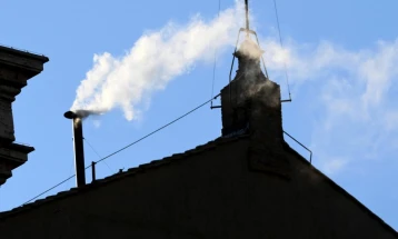 Tym i bardhë mbi Kapelën Sistina: Habemus Papam