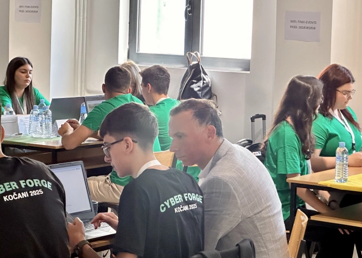 Започна хакатонот „Кликни безбедно“ во просториите на ФИНКИ - се натпреваруваат средни училишта ширум земјава