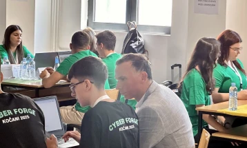 Започна хакатонот „Кликни безбедно“ во просториите на ФИНКИ - се натпреваруваат средни училишта ширум земјава