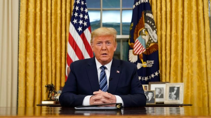 Trampi nënshkruajti urdhër ekzekutiv për të nisur programin e vetë-deportimit