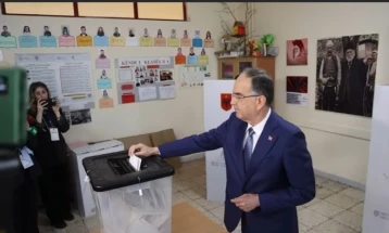 Në zgjedhjet në Shqipëri, deri në orën 11 pjesëmarrja është 13,5 përqind, votuan edhe Begaj, Rama dhe Berisha