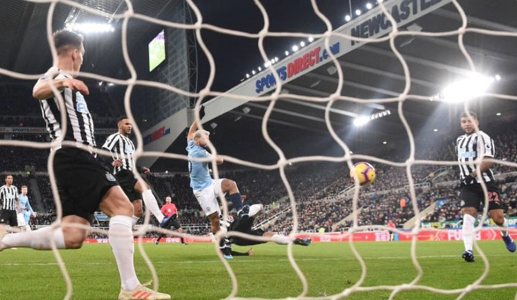 Њукасл го победи Челси во директен дуел за Лигата на шампионите и се искачи на третото место на табелата