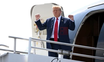 Еј-Би-Си Њуз:  Трамп добива златен „Ер Форс Уан“ од Катар, планира да го задржи