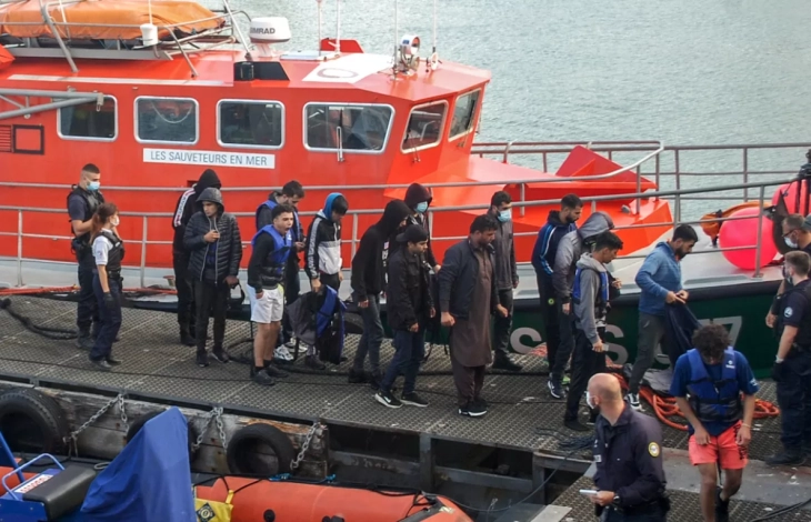 Франција мора да прифати илјадници работници мигранти за да го зачува својот социјален модел