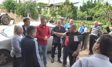 Жителите на Тркање ја блокираа улицата низ селото по која поминуваат тешки возила кон индустриската зона кај Кочани