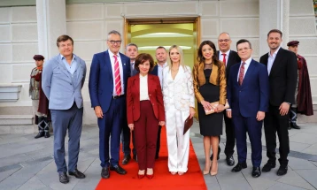 Siljanovska-Davkova në takim me përfaqësues të diasporës maqedonase: Po punohet në formim të Këshillit për diasporën si formë institucionale të bashkëpunimit