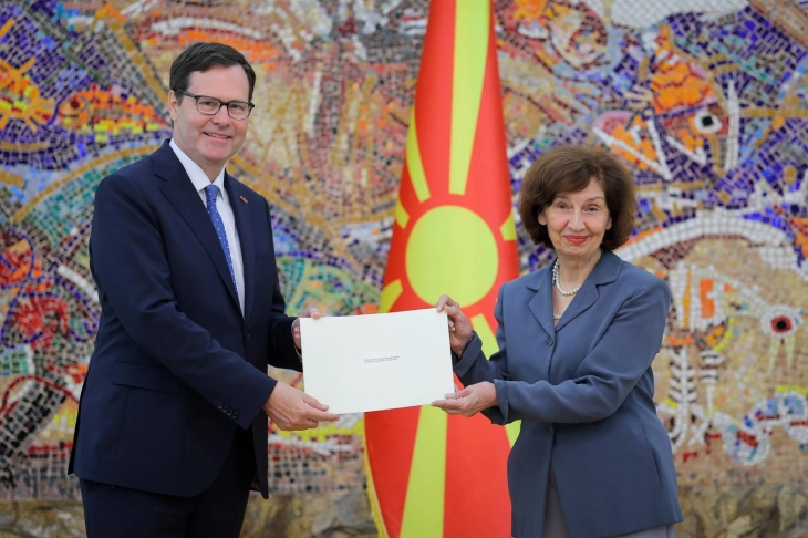 Претседателката Сиљановска-Давкова ги прими акредитивите на новоименуваниот амбасадор на Австралија, Питер Џорџ Трасвел