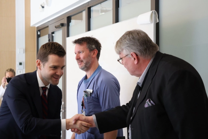 Mucunski visits Karolinska hospital, thanks staff for helping Kochani burn patients