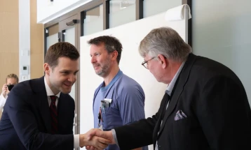 Mucunski visits Karolinska hospital, thanks staff for helping Kochani burn patients