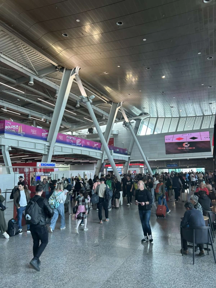 Македонските граѓани кои планираат да патуваат од аеродромот во Тирана, на 15 и 16 мај треба да пристигнат 3 часа пред летот