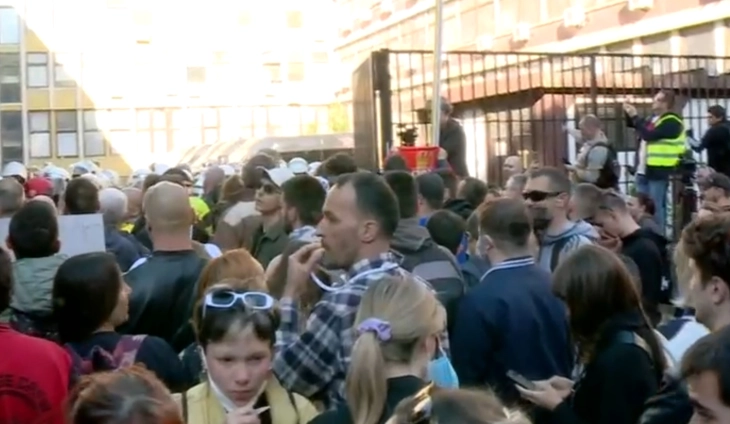 Инцидент меѓу демонстрантите и полицијата на влезот на судот во Нови Сад