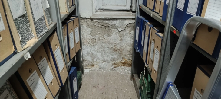 Документи се чуваат во руинирани депоа - потребен е нов објект за тетовското одделение на Државен архив