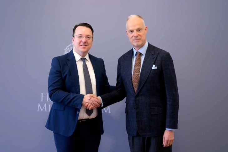 Вицепремиерот и министер за транспорт Николовски на средба со унгарскиот министер за одбрана Кристов Залаи Бобровницки